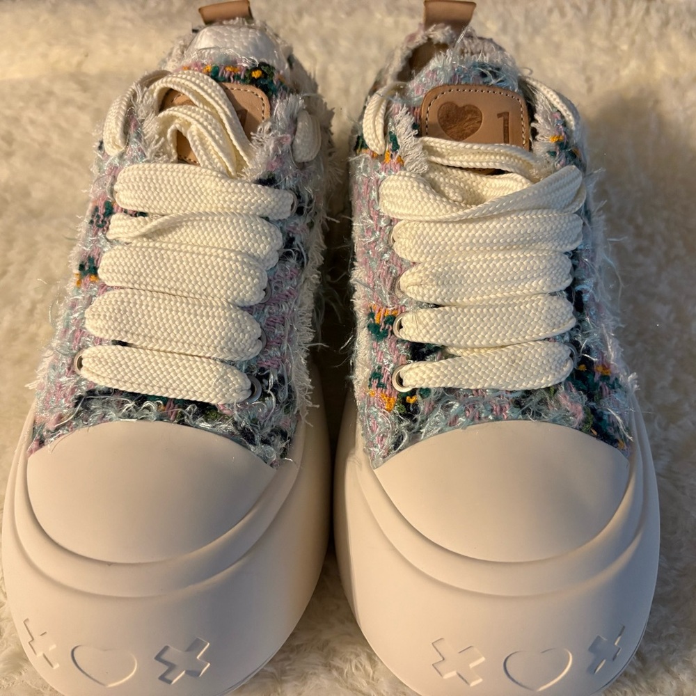 XOXO White Sneakers Classic Low-Top Design